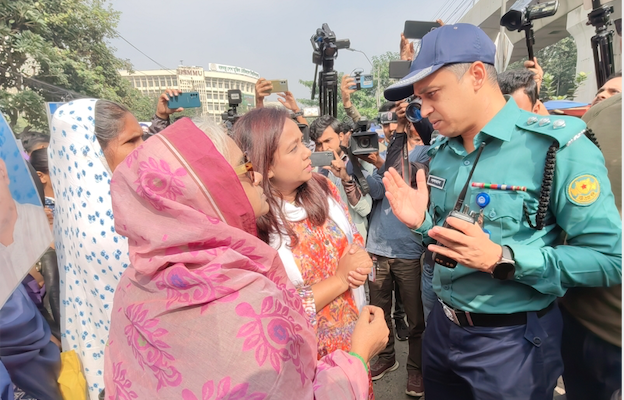 The rally of Mayer Dak hindered at Shahbag, police snatch microphone