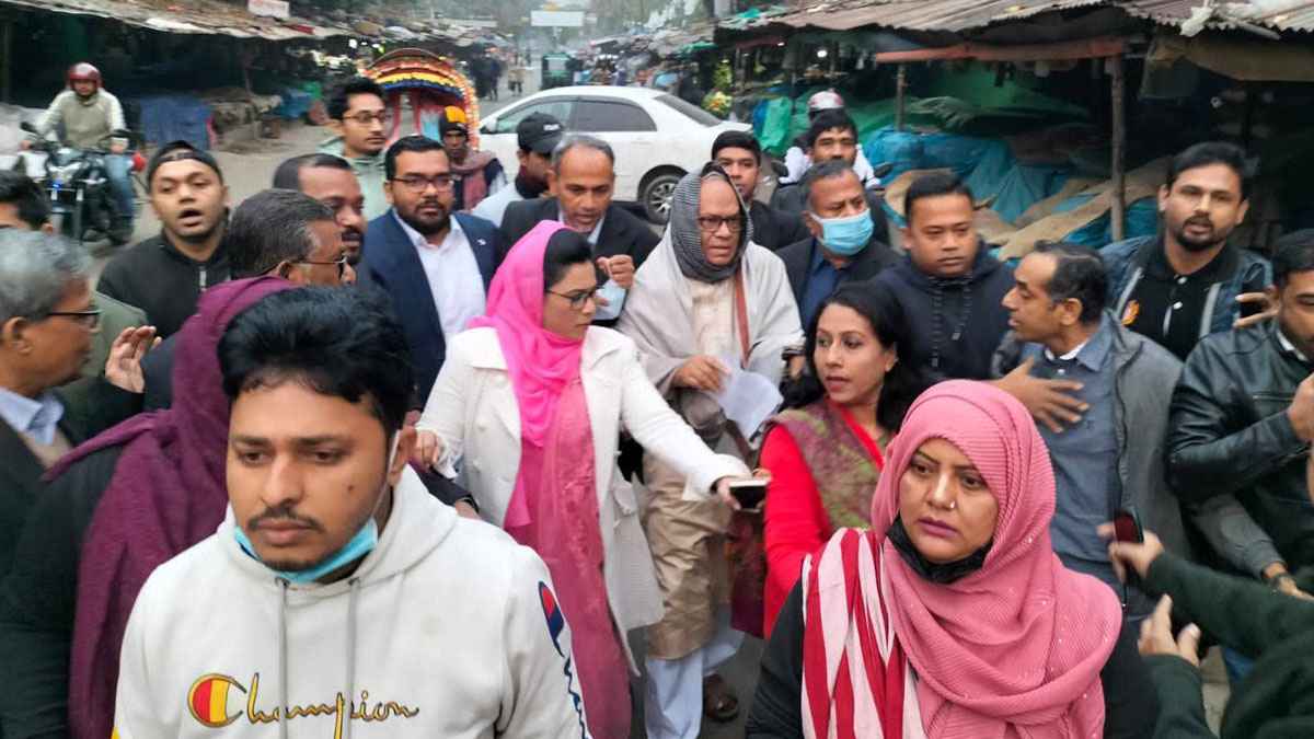 Rizvi distributing leaflets in Motijheel on winter morning