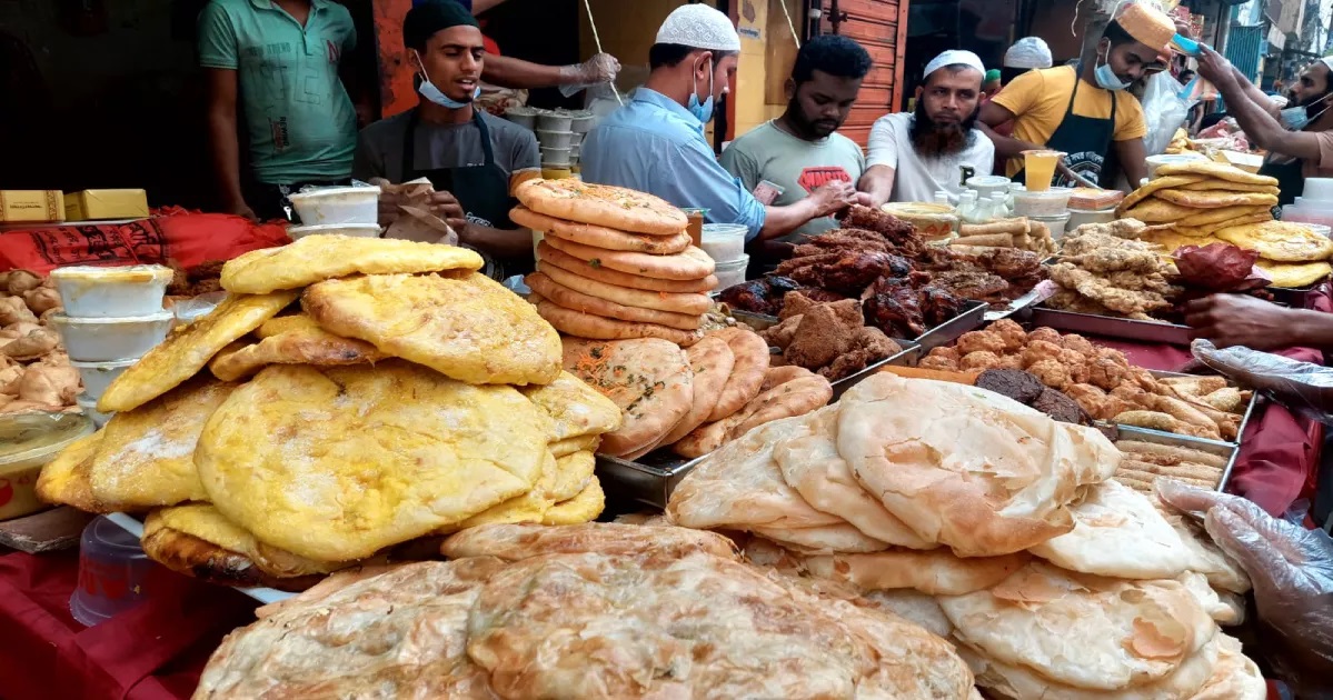 Old Dhaka's Iftar bazar heats up, even as prices pinch
