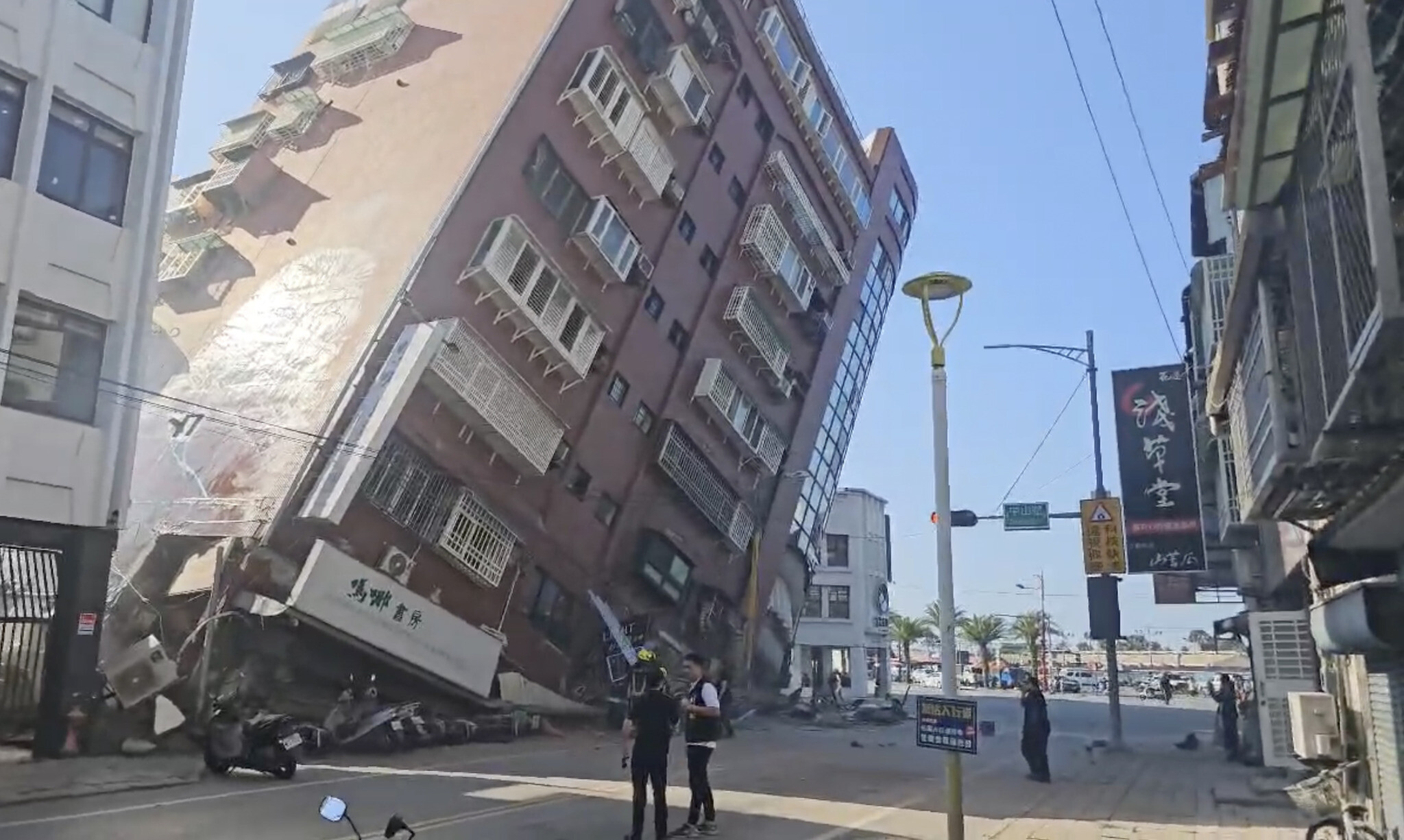 Taiwan's strongest earthquake in nearly 25 years damages buildings, leaving 4 dead 