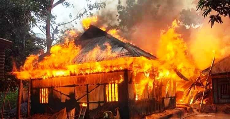 Fire guts 1O houses in Chandpur