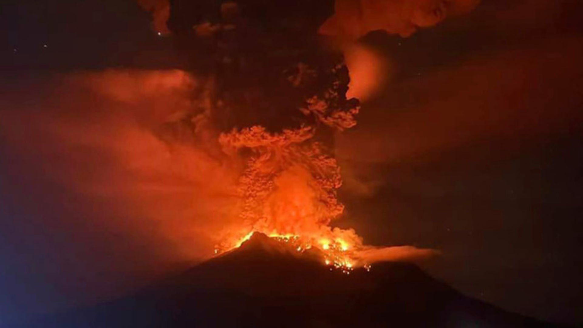 Tsunami alert after a volcano in Indonesia has several big eruptions and thousands are told to leave