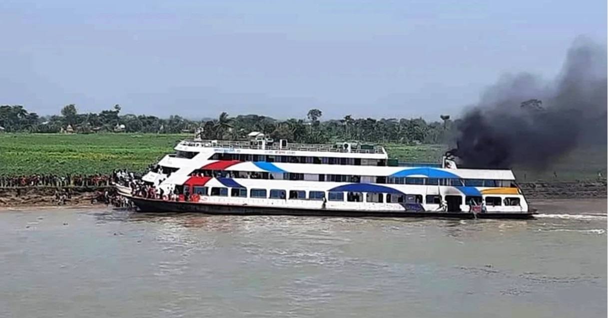 10 hurt as Karnafuli 3 launch catches fire in Chandpur
