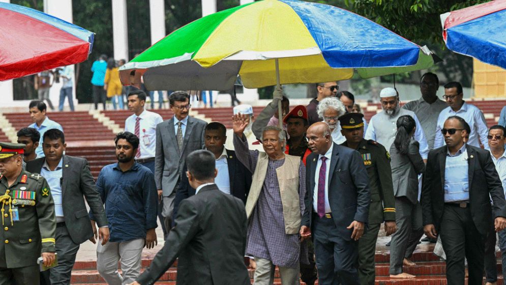 Yunus and his advisers pay respect to language heroes at Shaheed Minar