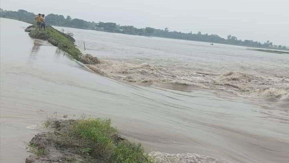 Breached embankments inundate villages, fish enclosures, crop fields in Khulna