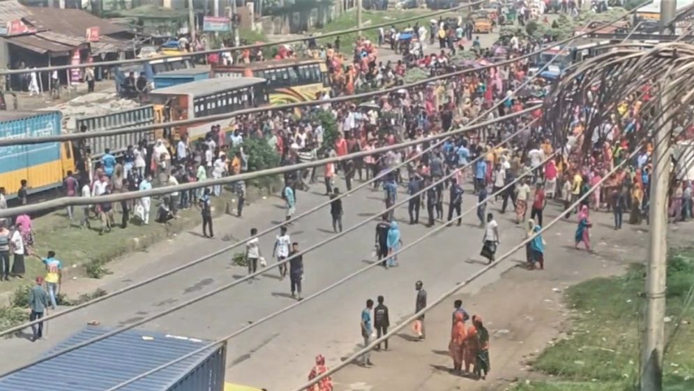 RMG workers stage demo blocking Dhaka-M’sing highway