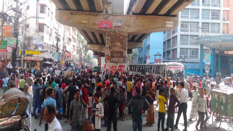 Battery-run rickshaw drivers cripple rush hour traffic to protest ban