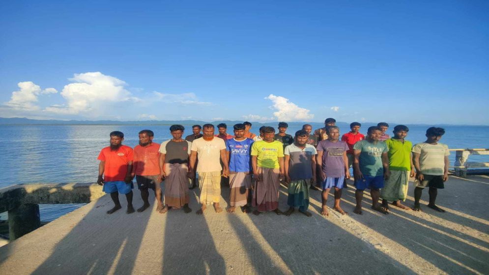 Arakan Army returns 20 Bangladeshi fishermen taken from Naf River