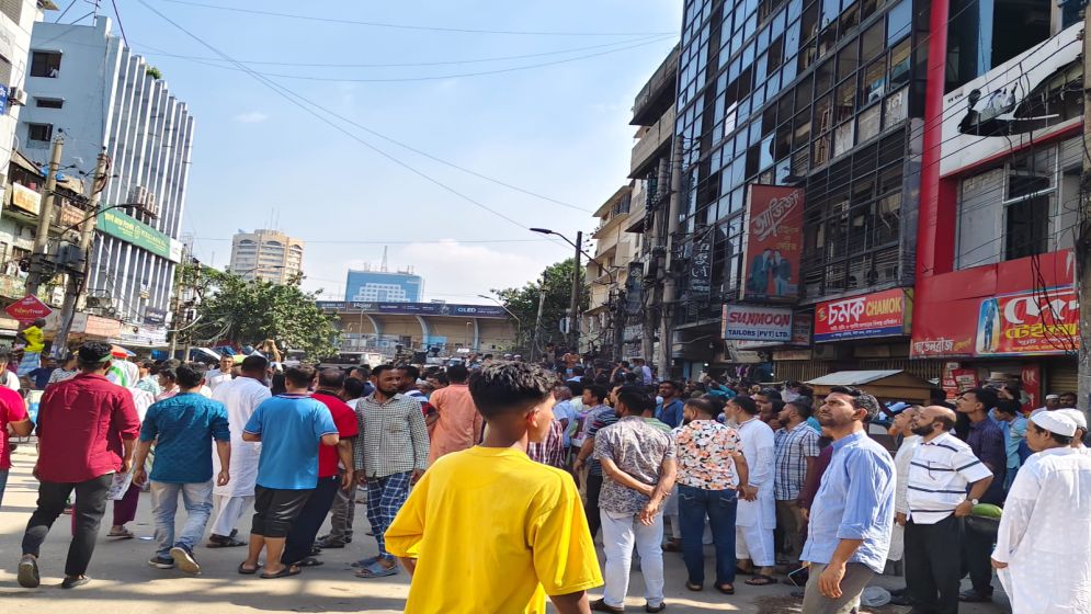 Students gather at Zero Point, chanting anti-fascism slogans amid high tension